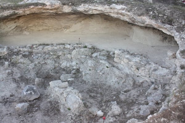 Archäologische Stätte: die Hexenhöhle