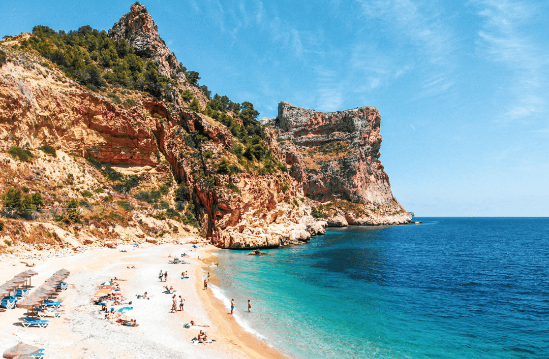 Get ready to discover the best beaches and coves along the Costa Blanca