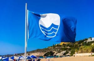 Stranden met een blauwe vlag aan de Costa Blanca